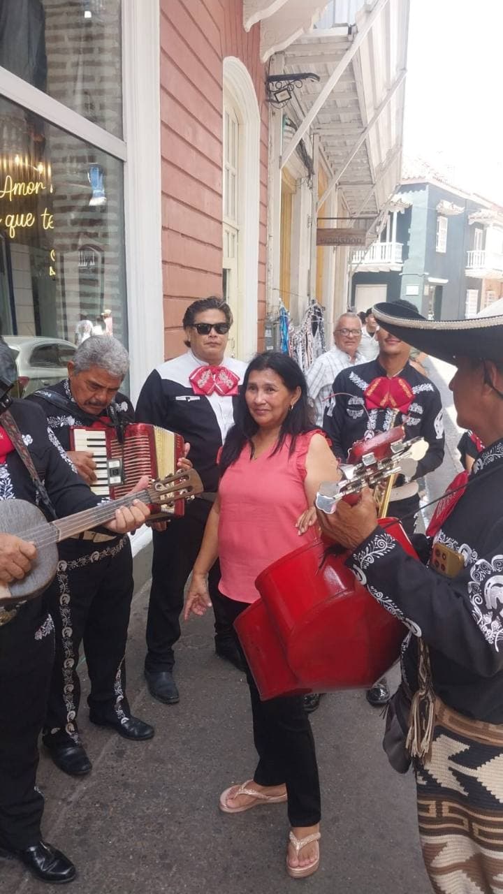 Serenata mariachi en calle de Cartagena
