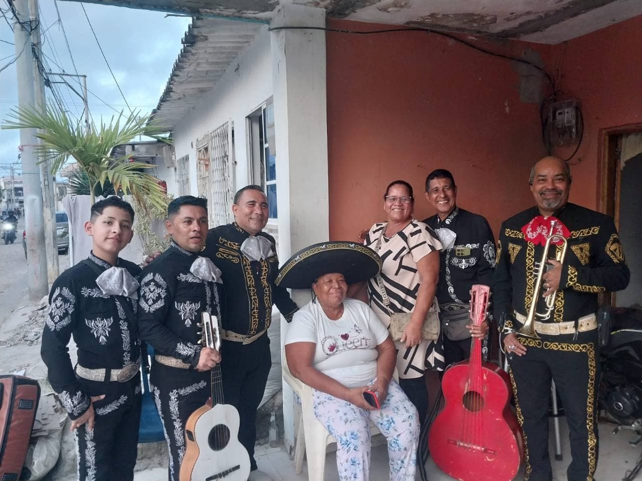 Mariachis en celebracion de barrio