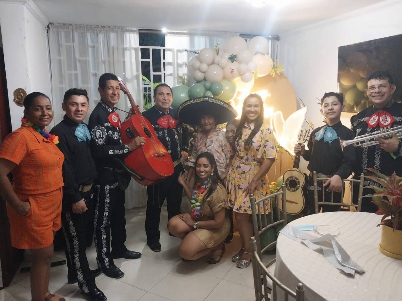 Mariachis en reunion familiar elegante