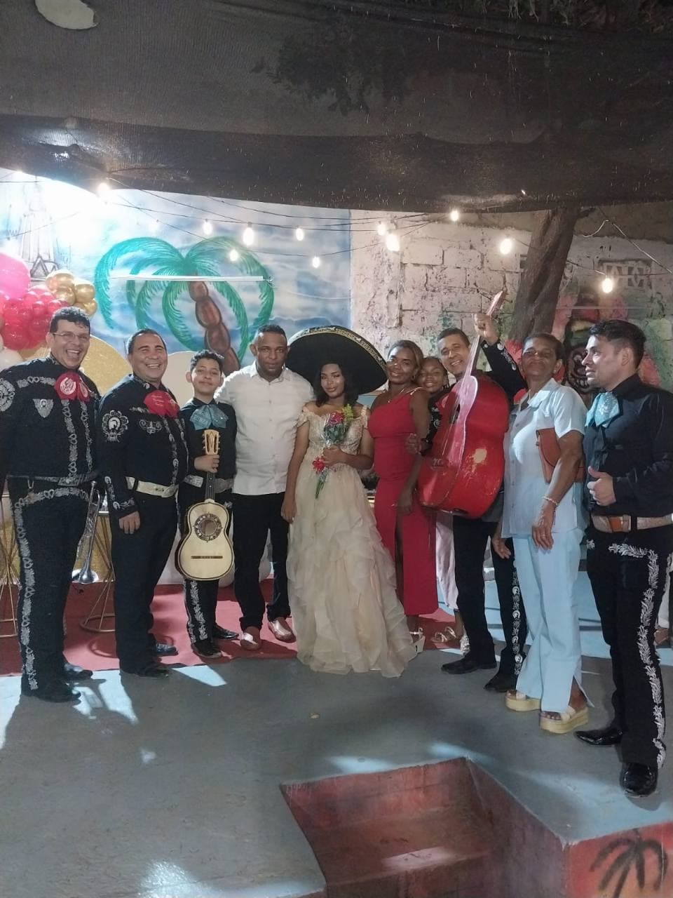 Mariachis en evento familiar nocturno
